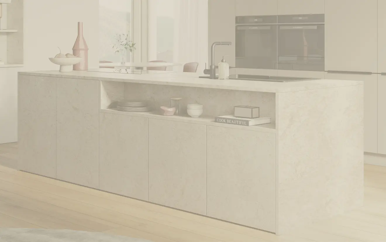 Moderne Küche in heller Steinoptik mit eleganter Kochinsel und offenen Regalfächern. Schlichte Linien, natürliche Materialien und harmonische Farbgestaltung schaffen eine warme, hochwertige Atmosphäre.